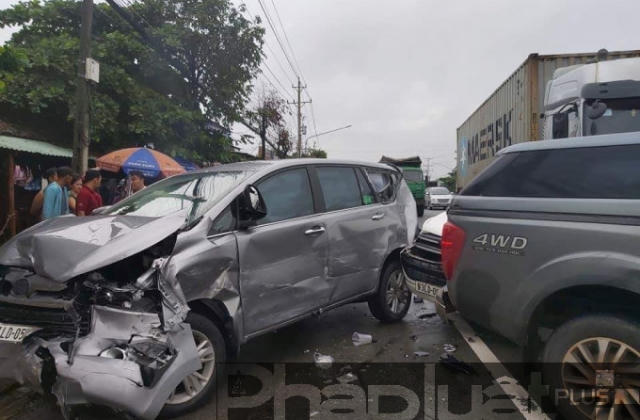 Bình Dương: Xe container tông loạt ô tô, giao thông ùn ứ nghiêm trọng