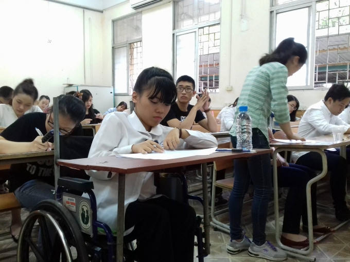 Các em ký tên và nhận giấy nháp.
