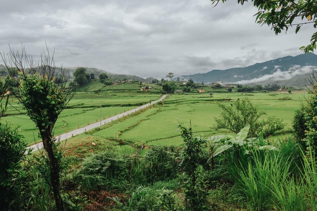 Có hai thời điểm đẹp mà bạn nên đến với Lìm Mông đó là vào tháng 5, tháng 6, mùa đổ nước và khoảng giữa tháng 9 đến tháng 10, mùa lúa chín.