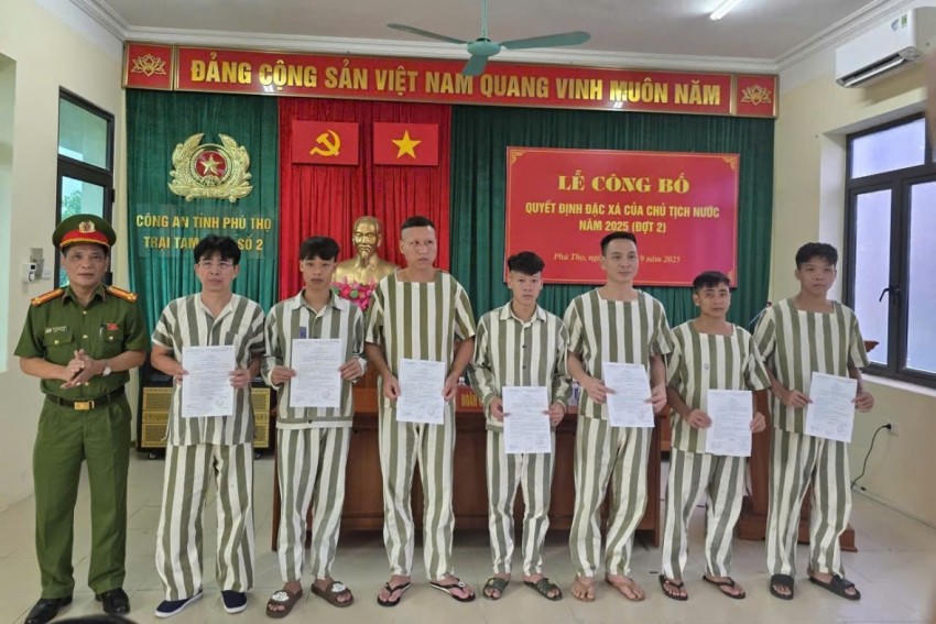 Lãnh đạo Trại tạm giam số 2, Công an tỉnh Phú Thọ trao Quyết định đặc xá.