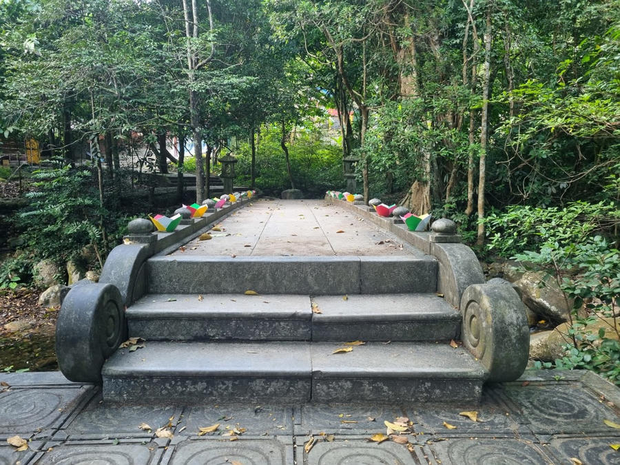 Cây cầu đá bắc qua dòng suối Giải Oan tại núi Yên Tử. Ảnh: Châu Doanh