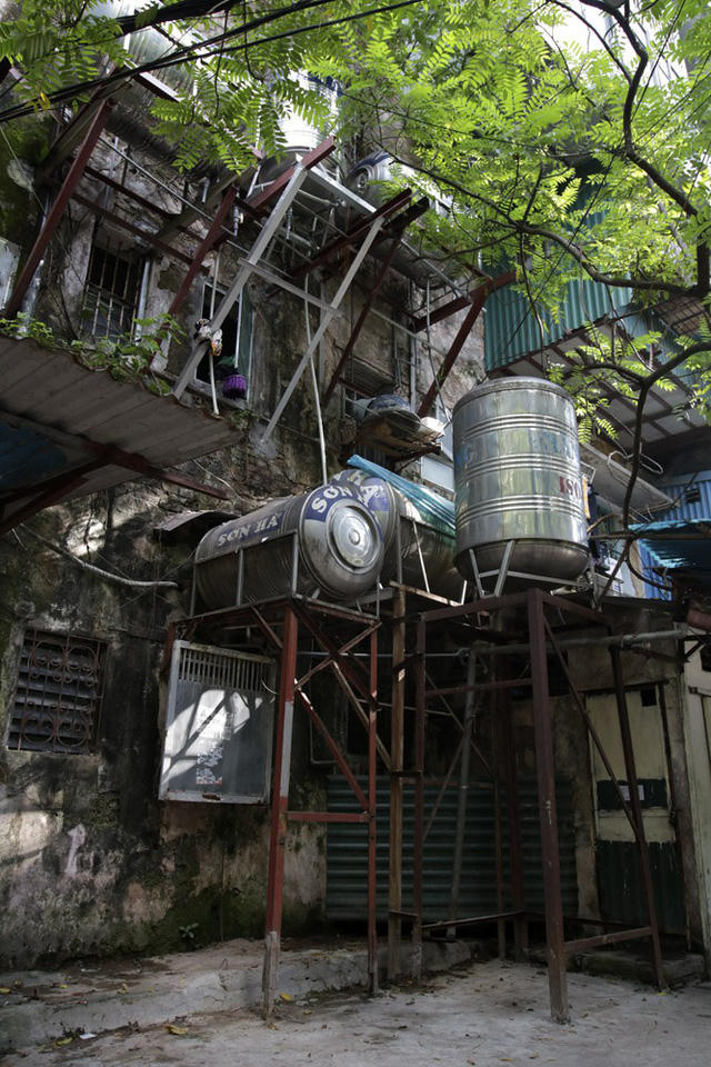 Rất nhiều những bình nước đã được lắp đặt tại đây theo kiểu áp sát tường nhà hoặc làm giá đỡ cao 3 - 4 mét dọc tường.