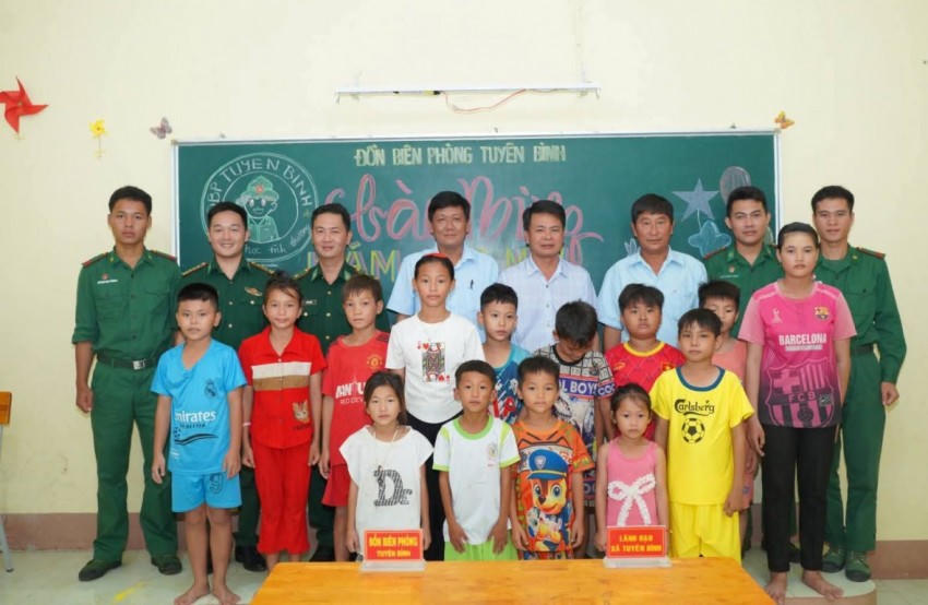 Đồn Biên phòng Tuyên Bình và địa phương xã Tuyên Bình tặng sách vở, đồ dùng học tập cho các em học sinh lớp học tình thương, năm học 2025 – 2026. Ảnh: Luận Nam