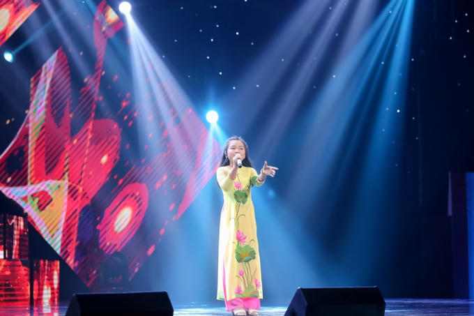 Bé Nguyễn Hoàng Mai Anh khoe giọng hát qua bài "Tàu anh qua núi".