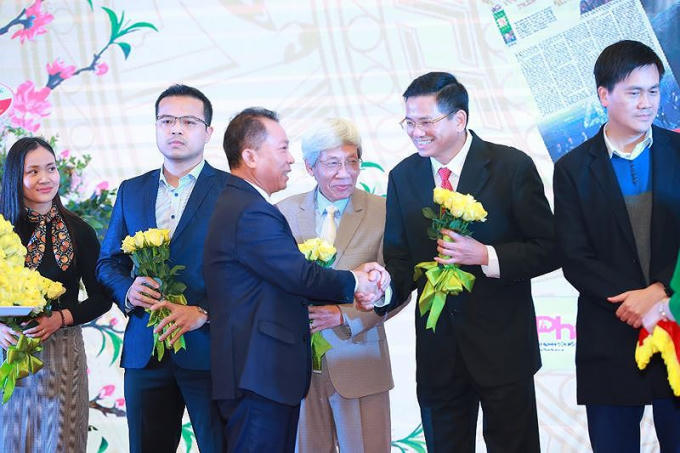Tổng Biên tập Báo Pháp luật Việt Nam, TS. Đào Văn Hội tặng hoa cho các cộng tác viên, đối tác của Báo