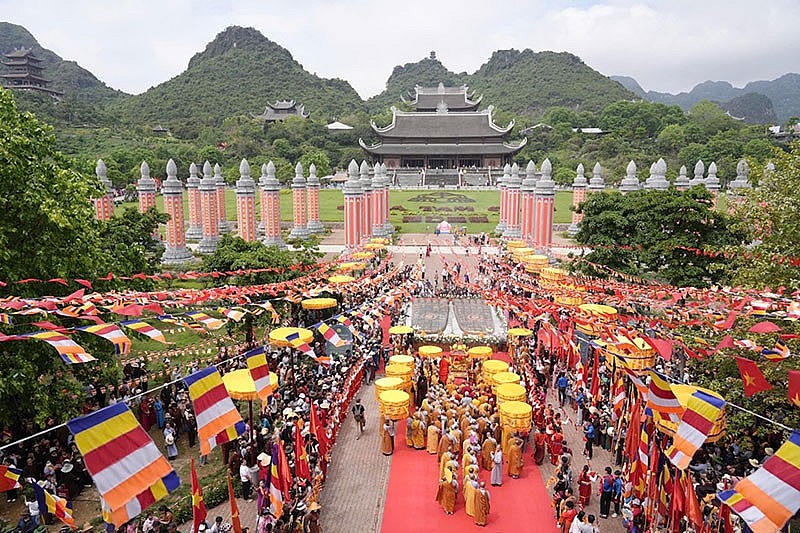 Khu du lịch Tam Chúc đã thu hút hàng chục ngàn người là các tăng ni, phật tử, người dân trên cả nước đến chiêm bái Xá lợi Đức Phật.