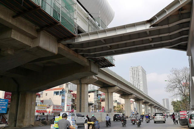 Ga Văn Khê: Ga này nằm ở trung tâm của quận Hà Đông, gần bệnh viện Hà Đông, bưu điện, chợ... Các nhà ga được xây dựng thang bộ và đường bắc ngang cho hành đi từ hai bên đường lên nhà ga để đi tàu.