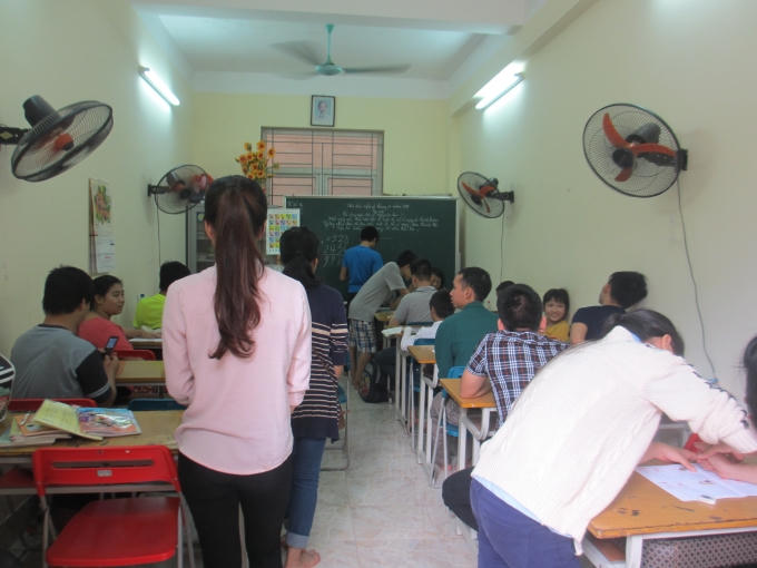 Các bạn sinh viên ĐH KTQD đến giúp đỡ cũng như chơi với các em (Ảnh: Mẫn Nhi)