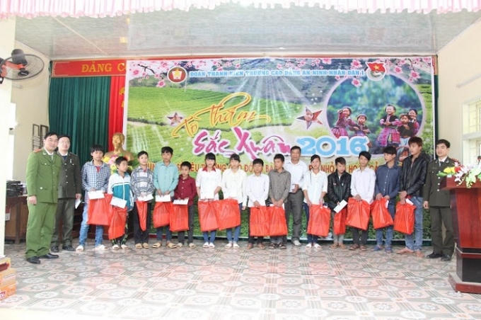 Cán Bộ, chiến sĩ trường Cao đẳng An ninh Nhân dân I trao quà cho các em nhỏ nghèo có thành tích học tập cao ở địa bàn xã Quy Hướng.