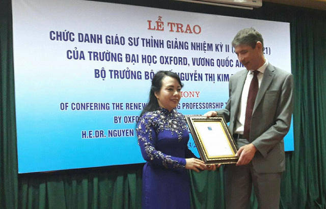 Bộ trưởng Bộ Y tế được trao danh hiệu Giáo sư thỉnh giảng lần 2 tại Đại học Oxford danh tiếng của Vương quốc Anh. Ảnh: H.Hải