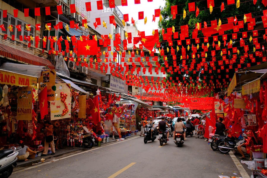 Không khí mừng Quốc khánh 2/9 lan tỏa khắp phố phường Hà Nội