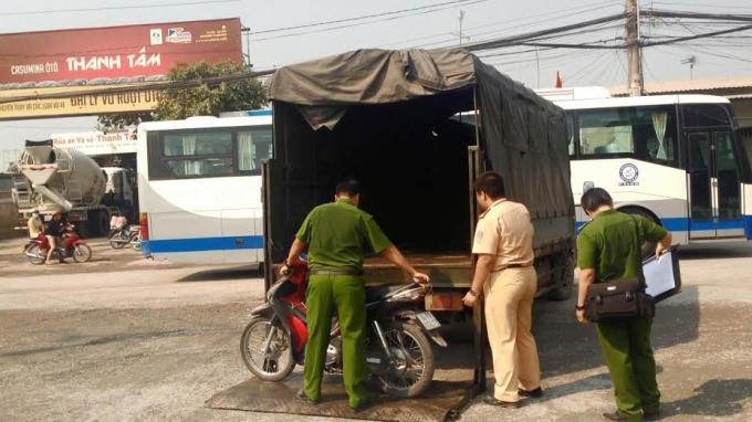 Chiếc xe máy nữ công nhân điều khiển va chạm xe container tử vong.