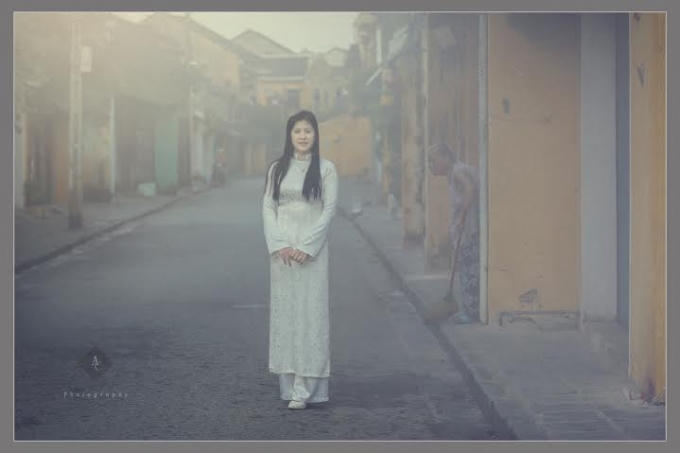 Phố cổ Hội An mờ mờ ảo ảo một sớm mai.