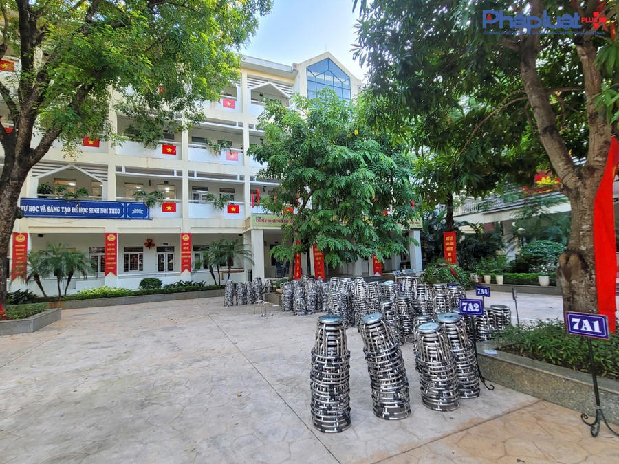 Ghế cũng đã được sắp xếp gọn gàng, để ngăn lắp chuẩn bị cho khai giảng.