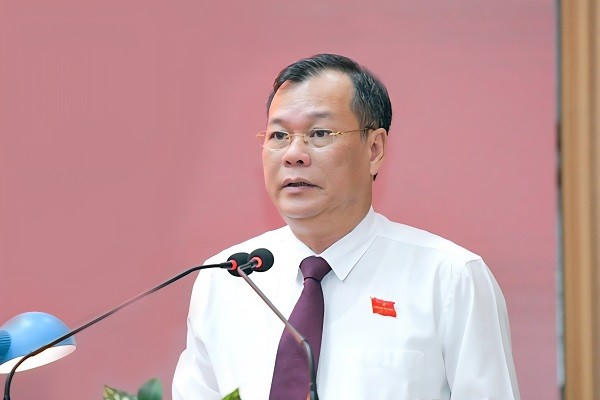 Ông Lê Quốc Chỉnh, Phó Bí thư Tỉnh ủy, Chủ tịch HĐND tỉnh Ninh Bình phát biểu tại kỳ họp.