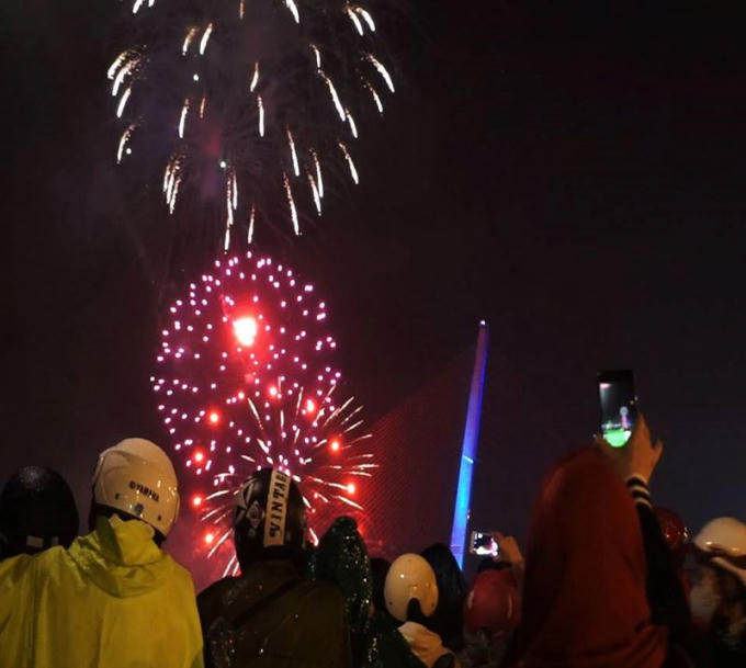 Người dân đội mưa xem bắn pháo hoa