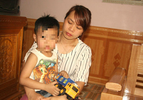 Bố cháu Huy cho biết sau khi bị cô giáo dọa, hiện con trai anh trở nên rụt rè, ít nói, tối ngủ liên tục giật mình. (Ảnh: Báo Lào Cai)