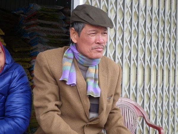 Ông Đỗ Văn Phiên, người đầu tiên phát hiện thấy "ông" trăn trả lời phóng viên. Ảnh: Như Trường