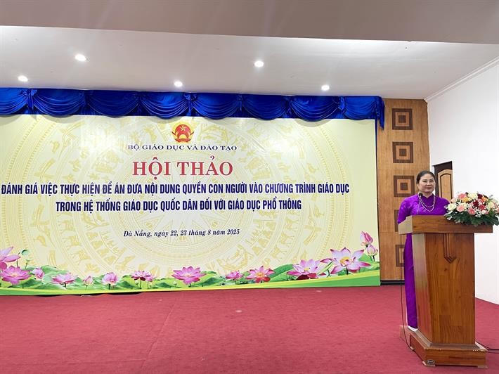 PGS.TS Trịnh Hoài Thu, Phó Vụ trưởng Vụ Giáo dục Phổ thông, phát biểu khai mạc hội thảo. (Ảnh: moet.gov.vn)