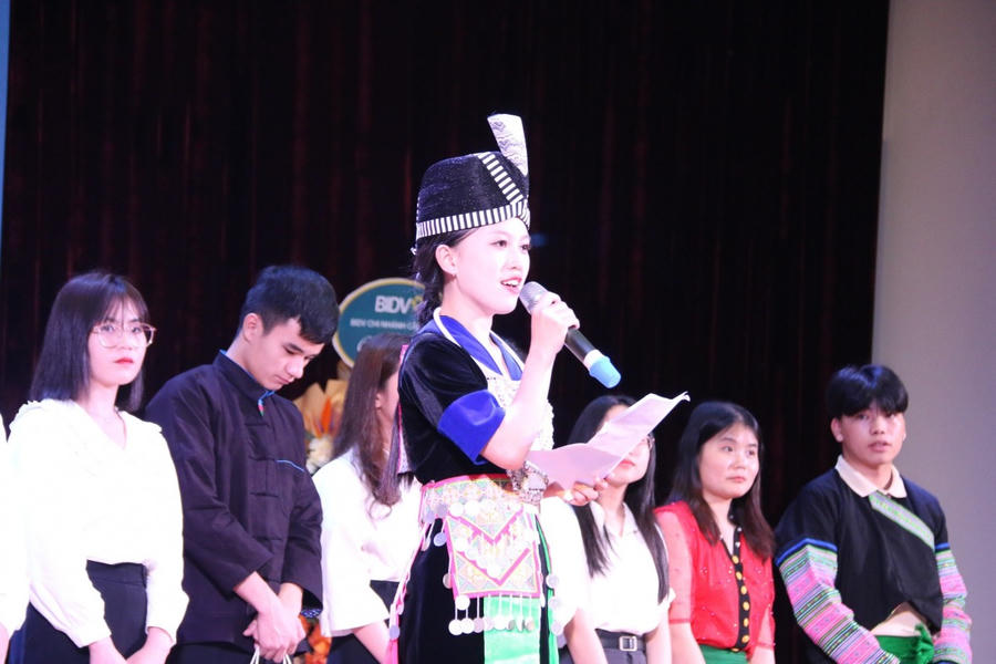 Em Xồng Vi Va, K71A2 - Khoa Giáo dục Tiểu học, đến từ xã Na Ngoi, huyện Kỳ Sơn, tỉnh Nghệ An.