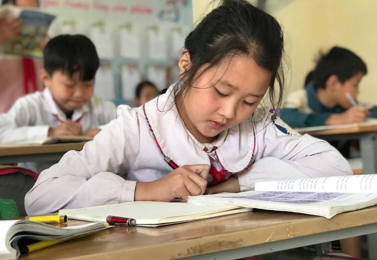 Nhiều gia đình than trời vì SGK cao gấp 2-3 lần so với sách cũ (Ảnh: Mỹ Hà).