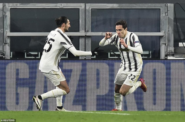 Chiesa (phải) tỏa sáng liên tiếp với hai bàn thắng ở đầu hiệp 2.