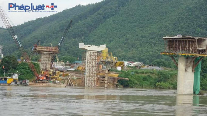 Tàu cuốc đào bới sát các mố cầu Bình Ca đang xây dựng. (Ảnh: Tiến Vũ)
