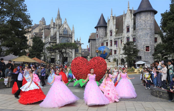 Kh&ocirc;ng kh&iacute; Tết c&oacute; một kh&ocirc;ng hai tại c&aacute;c khu vui chơi giải tr&iacute; Sun World