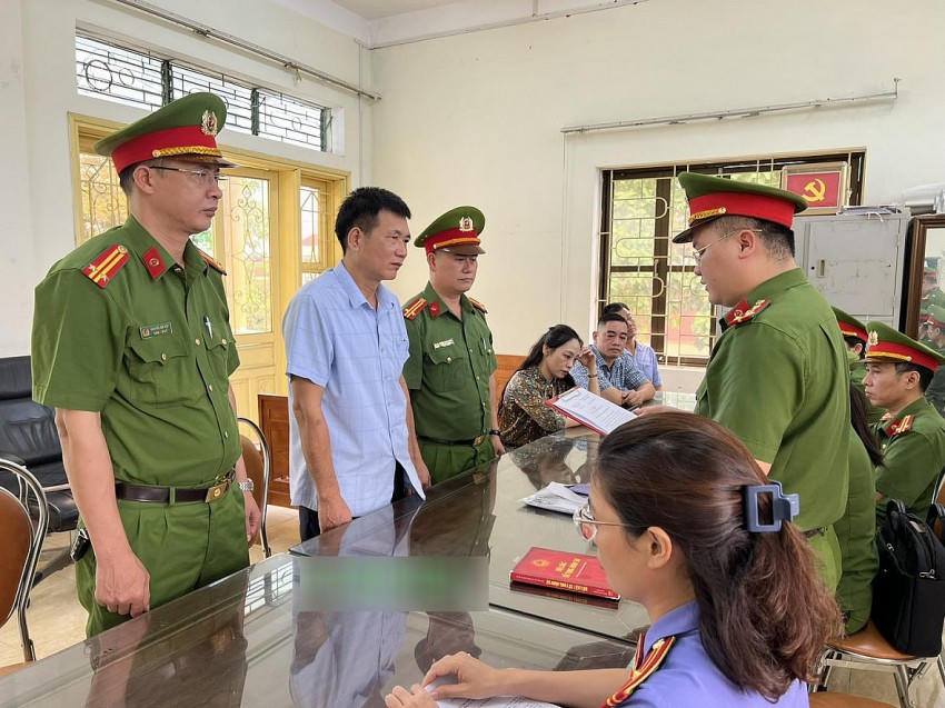 Cơ quan công an đọc lệnh khởi tố nguyên Phó chủ tịch xã lập khống hồ sơ cấp đất đứng tên vợ . (Ảnh: Công an Hà Giang).