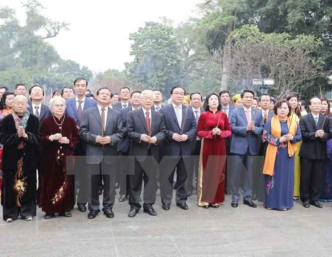 Tổng bí thư Nguyễn Phú Trọng đã đến dâng hương trước Tượng đài Vua Lý Thái Tổ tại Vườn hoa Lý Thái Tổ