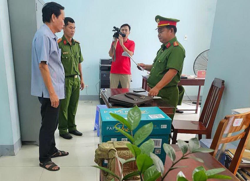 Cựu phó chủ tịch UBND TP Long Xuyên Đào Văn Ngọc bị bắt.