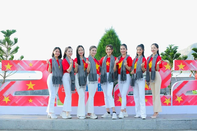 Sáng nay (26/3), Hoa hậu Đỗ Thị Hà cùng các á hậu và người đẹp cuộc thi Hoa hậu Việt Nam tham gia Lễ thượng cờ Tổ quốc trong khuôn khổ Giải Vô địch Quốc gia marathon và cự ly dài báo Tiền Phong (Tiền Phong Marathon) năm 2022 ở Côn Đảo (Bà Rịa - Vũng Tàu).