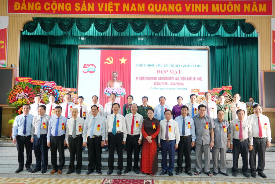 Các đại biểu chụp ảnh lưu niệm.

			
				
					
						
						Trong kháng chiến, Cà Mau là căn cứ địa vững chắc của Cách mạng miền Nam, là địa bàn đứng chân hoạt động của nhiều đồng chí lãnh đạo cấp cao của Đảng và Nhà nước. Tỉnh Cà Mau có hơn 17 ngàn liệt sĩ đã hy sinh; hơn 16 nghìn thương binh đã bỏ lại một phần xương máu nơi chiến trường; hơn 2.500 Mẹ Việt Nam anh hùng đã vĩnh biệt những người thân yêu; hàng chục ngàn gia đình có công với nước.

						Với phương châm “Tỉnh giải phóng tỉnh, huyện giải phóng huyện, xã giải phóng xã”, trong khí thế thắng lợi khắp chiến trường miền Nam, vào 6 giờ sáng ngày 1/5/1975, bộ đội ta tiến thẳng vào nội ô thị xã Cà Mau, buộc địch phải buông súng đầu hàng vô điều kiện. Đến 10 giờ sáng ngày 1/5/1975, tỉnh Cà Mau được hoàn toàn giải phóng.

						Đặc biệt từ chiến thắng nêu trên, có ý nghĩa lịch sử trọng đại với Đảng bộ, quân và dân Cà Mau, qua đó góp phần quan trọng vào Đại thắng mùa Xuân của dân tộc.

						Từ ngày đất nước thống nhất, Đảng bộ và Nhân dân Cà Mau đã chung sức cùng cả nước thực hiện tốt nhiệm vụ xây dựng và bảo vệ Tổ quốc. Kinh tế Cà Mau hiện nằm trong tốp đầu của khu vực, thu nhập bình quân đầu người đạt gần 73 triệu đồng/người/năm, tỷ lệ hộ nghèo còn dưới 1%, kết cấu hạ tầng kinh tế - xã hội ngày càng khang trang, hiện đại; đời sống vật chất, tinh thần của nhân dân ngày càng nâng cao.

						 
						
					
				
			

			 

			 
			
						Trong kháng chiến, Cà Mau là căn cứ địa vững chắc của Cách mạng miền Nam, là địa bàn đứng chân hoạt động của nhiều đồng chí lãnh đạo cấp cao của Đảng và Nhà nước. Tỉnh Cà Mau có hơn 17 ngàn liệt sĩ đã hy sinh; hơn 16 nghìn thương binh đã bỏ lại một phần xương máu nơi chiến trường; hơn 2.500 Mẹ Việt Nam anh hùng đã vĩnh biệt những người thân yêu; hàng chục ngàn gia đình có công với nước.

						Với phương châm “Tỉnh giải phóng tỉnh, huyện giải phóng huyện, xã giải phóng xã”, trong khí thế thắng lợi khắp chiến trường miền Nam, vào 6 giờ sáng ngày 1/5/1975, bộ đội ta tiến thẳng vào nội ô thị xã Cà Mau, buộc địch phải buông súng đầu hàng vô điều kiện. Đến 10 giờ sáng ngày 1/5/1975, tỉnh Cà Mau được hoàn toàn giải phóng.

						Đặc biệt từ chiến thắng nêu trên, có ý nghĩa lịch sử trọng đại với Đảng bộ, quân và dân Cà Mau, qua đó góp phần quan trọng vào Đại thắng mùa Xuân của dân tộc.

						Từ ngày đất nước thống nhất, Đảng bộ và Nhân dân Cà Mau đã chung sức cùng cả nước thực hiện tốt nhiệm vụ xây dựng và bảo vệ Tổ quốc. Kinh tế Cà Mau hiện nằm trong tốp đầu của khu vực, thu nhập bình quân đầu người đạt gần 73 triệu đồng/người/năm, tỷ lệ hộ nghèo còn dưới 1%, kết cấu hạ tầng kinh tế - xã hội ngày càng khang trang, hiện đại; đời sống vật chất, tinh thần của nhân dân ngày càng nâng cao.
