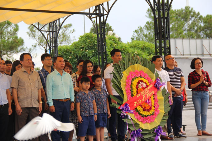 Đoàn làm lễ dâng hương tại nghĩa trang Đường 9 (Quảng Trị).