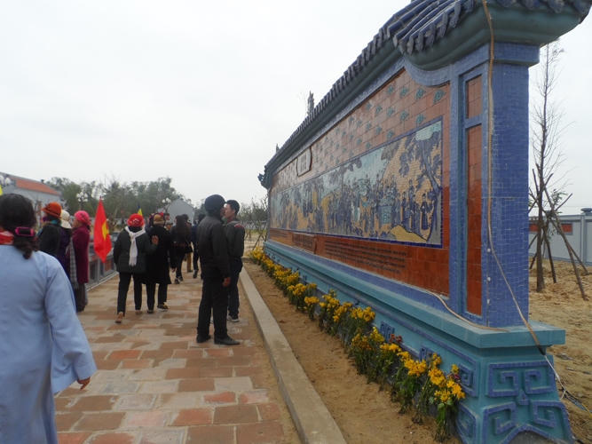 Bức tranh “Trúc lâm đại sỹ xuất sơn chi đồ” được chuyển thể bằng chất liệu gốm.