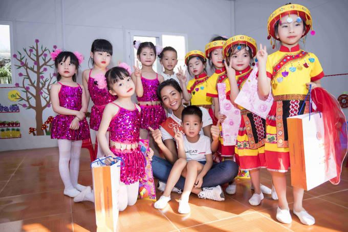 Hoa hậu H'hen Niê trao trường mầm non tại tỉnh Lạng Sơn
