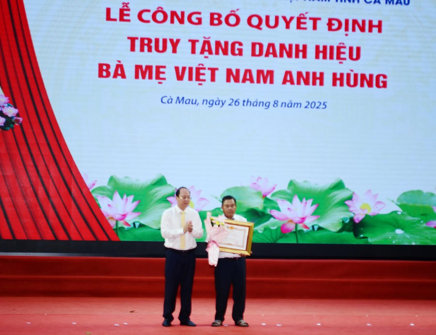 Ông Nguyễn Hồ Hải – Bí thư Tỉnh ủy Cà Mau, thừa ủy quyền của Chủ tịch Nước, trao Bằng truy tặng danh hiệu Mẹ Việt Nam Anh hùng cho đại diện gia đình Mẹ Đồng Thị Mười.