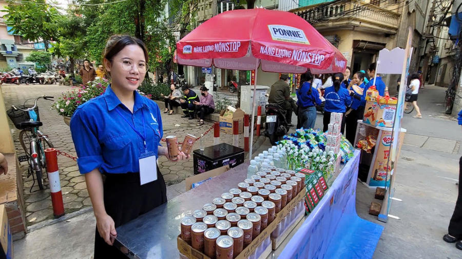 Sinh viên tình nguyện Hoàng Ngọc Anh - Đại học Sư phạm Hà Nội có mặt từ rất sớm tại điểm thi trường Trung học Cơ sở Nguyễn Trãi. (Ảnh: Phạm Duy)