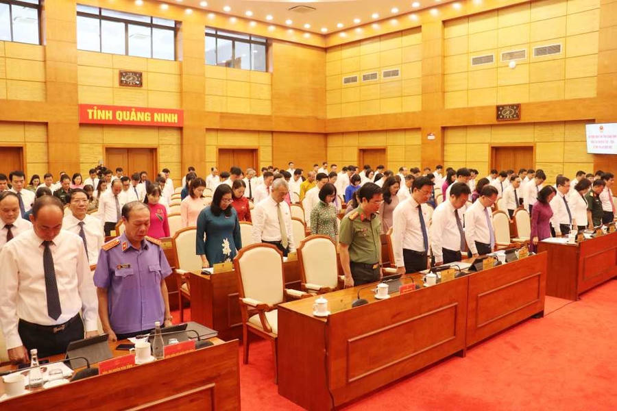 Các đại biểu dành một phút mặc niệm tưởng nhớ các nạn nhân bị thiệt mạng do cơn bão số 3. 

			(Ảnh: Cổng TTĐT Quảng Ninh).