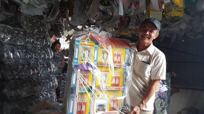 Ông Dũng, người làm công trong kho này, cho biết: "Người ta nói, trần sao âm vậy nên ở đây không thiếu thứ gì. Từ biệt thự, xe hơi đến du thuyền hạng sang, chân dài, người giúp việc.... Muốn hàng đẹp người mua phải đặt hàng ít nhất 1 tuần".