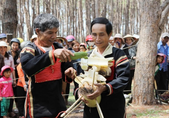 Chuẩn bị các lễ vật để cúng tế tại lễ cầu mùa của người Ê Đê. (Ảnh: Internet)