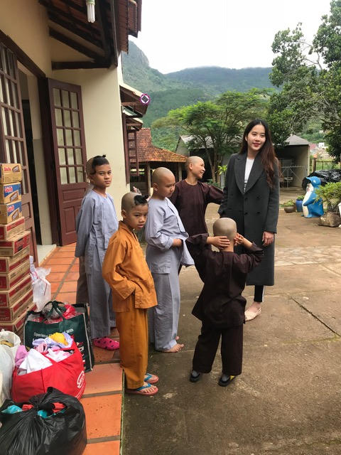 Trước thềm năm học mới, Nam Em giản dị đi trao qu&agrave;, b&aacute;nh, dụng cụ học tập cho trẻ em ngh&egrave;o tại Đ&agrave; Lạt