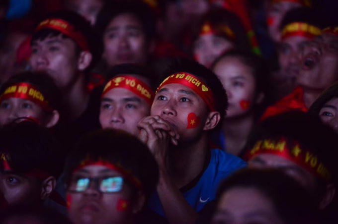 Nỗi buồn của cổ động viên khi U23 Uzbekistan nâng tỷ số 2-1 ở phút 119.