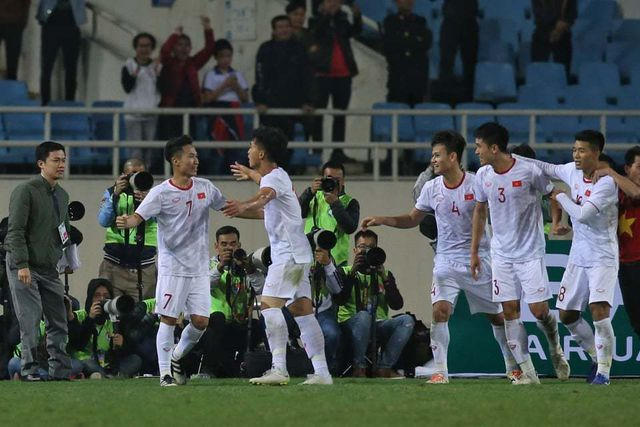 Việt Hưng (trái) ghi "bàn thắng vàng" cho U23 Việt Nam.