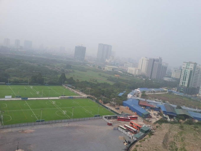 Khu quy hoạch với "lổm nhổm" sân bóng, bãi sửa xe, gửi xe, nhà ở, vật liệu xây dựng, phế thải xây dựng.