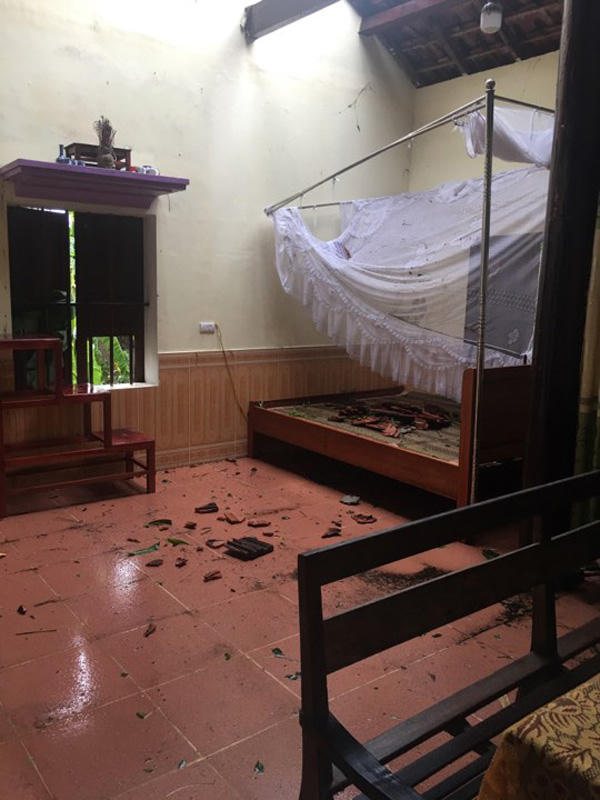 Một nhà dân ở xóm 1 xã Thạch Hưng, TP Hà Tĩnh bị bão đánh bay mái ngói, gây nhiều thiệt hại.