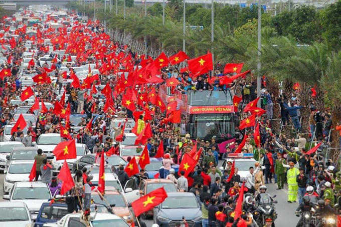Đoàn tuyển thủ U23 Việt Nam rời sân bay Nội Bài, diễu hành chào người hâm mộ trên đường Võ Nguyên Giáp.(Ảnh: Facebook Long Hoang)