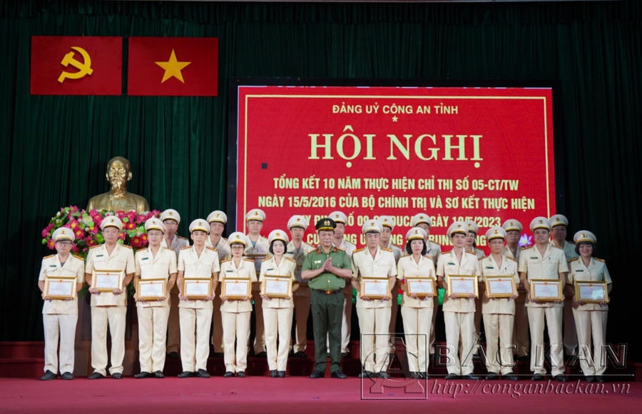 Đại tá Hà Văn Tuyên, Uỷ viên Ban thường vụ Tỉnh uỷ, Bí thư Đảng uỷ, Giám đốc Công an tỉnh trao Giấy khen tặng các tập thể và cá nhân (Ảnh: Công an Bắc Kạn).