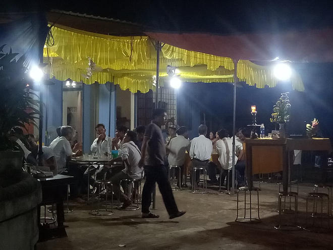 Đám tang ở ngôi nhà của chú rể Nguyễn Khắc Long. Họ hàng, người thân ngồi lặng lẽ bên nhau, u buồn.