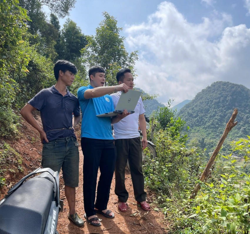 Cán bộ Quỹ Bảo vệ và Phát triển rừng cùng chủ rừng đi kiểm tra thực địa diện tích cung ứng DVMTR có nghi ngờ biến động.